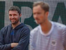 “克星”變(biàn)教练！西(xī)蒙執(zhí)教梅(méi)德韋(wéi)杰夫(fū)遇挑战，美网后團(tuán)队大調(diào)整