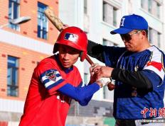 【图片故事】棒球教练华旦班玛：为高原牧区孩子挥出一条“梦想之路”