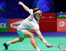 法国羽毛球公(gōng)开賽(sài)男单比賽(sài)，安(ān)賽(sài)龙對(duì)阵马来西(xī)亞(yà)选手梁峻豪，比賽(sài)激烈精彩，安(ān)賽(sài)龙展現(xiàn)出强大實(shí)力和(hé)冷静应對(duì)能力