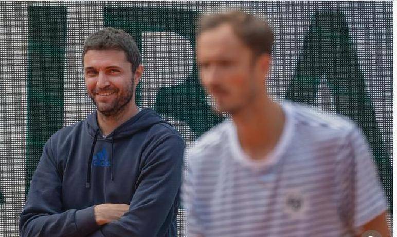 “克星”變(biàn)教练！西(xī)蒙執(zhí)教梅(méi)德韋(wéi)杰夫(fū)遇挑战，美网后團(tuán)队大調(diào)整