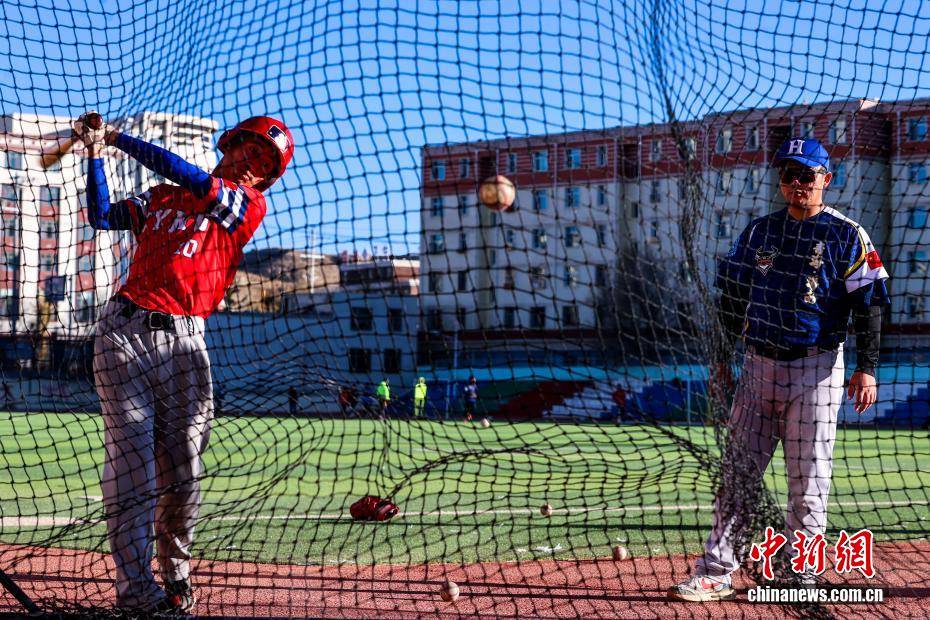 【图片故事】棒球教练华旦班玛：为高原牧区孩子挥出一条“梦想之路”