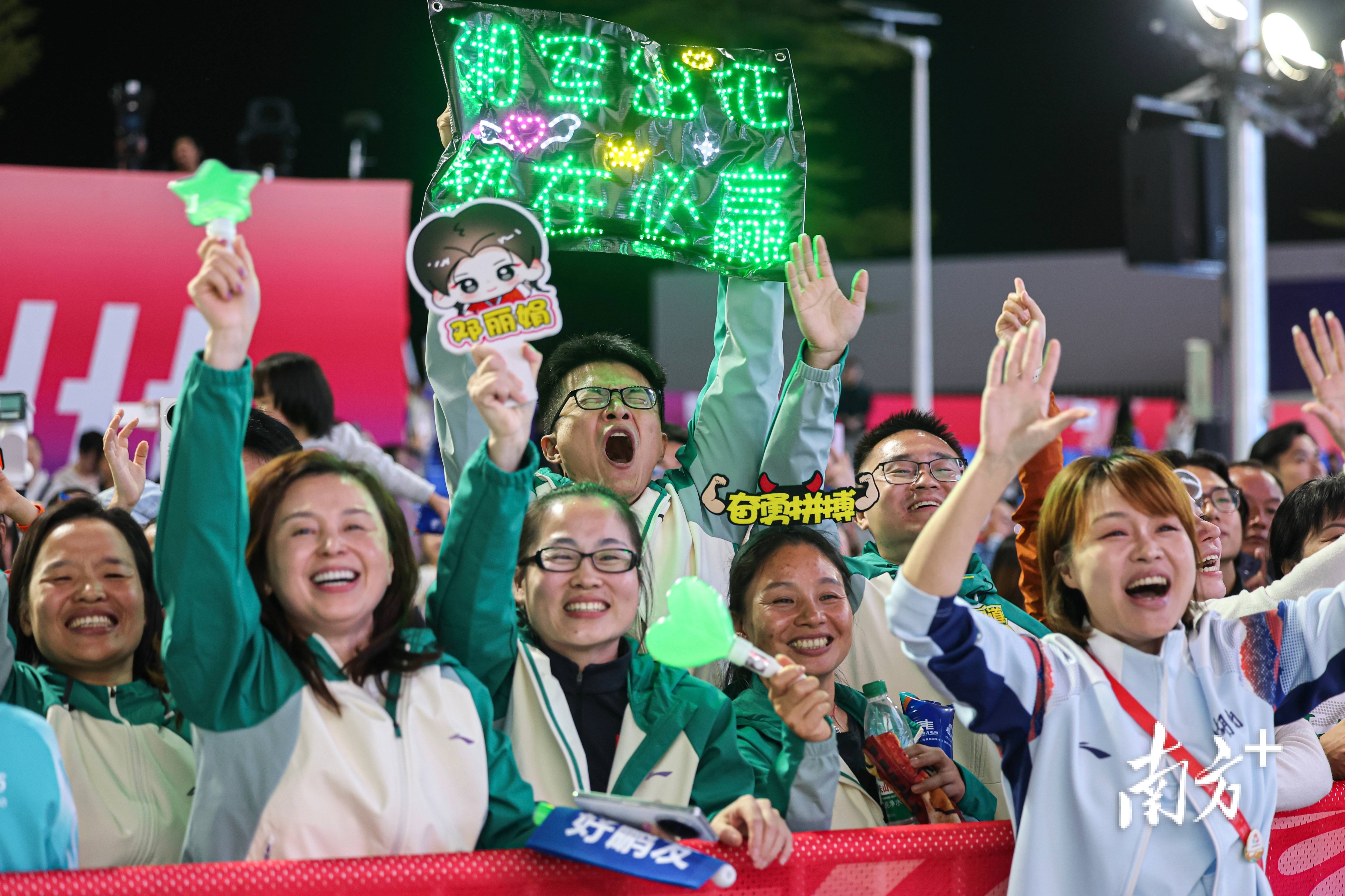 十五运會(huì)攀岩速(sù)度(dù)赛完赛，男子上海赵一程、女(nǚ)子湖南邓麗(lì)娟获得冠(guān)军！