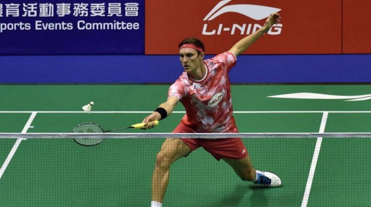 法国羽毛球公(gōng)开賽(sài)男单比賽(sài)，安(ān)賽(sài)龙對(duì)阵马来西(xī)亞(yà)选手梁峻豪，比賽(sài)激烈精彩，安(ān)賽(sài)龙展現(xiàn)出强大實(shí)力和(hé)冷静应對(duì)能力