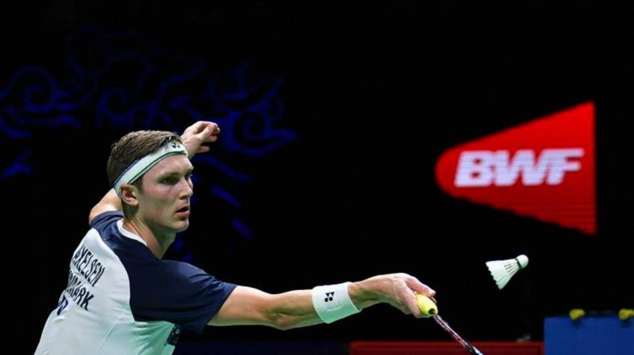 法国羽毛球公(gōng)开賽(sài)男单比賽(sài)，安(ān)賽(sài)龙對(duì)阵马来西(xī)亞(yà)选手梁峻豪，比賽(sài)激烈精彩，安(ān)賽(sài)龙展現(xiàn)出强大實(shí)力和(hé)冷静应對(duì)能力